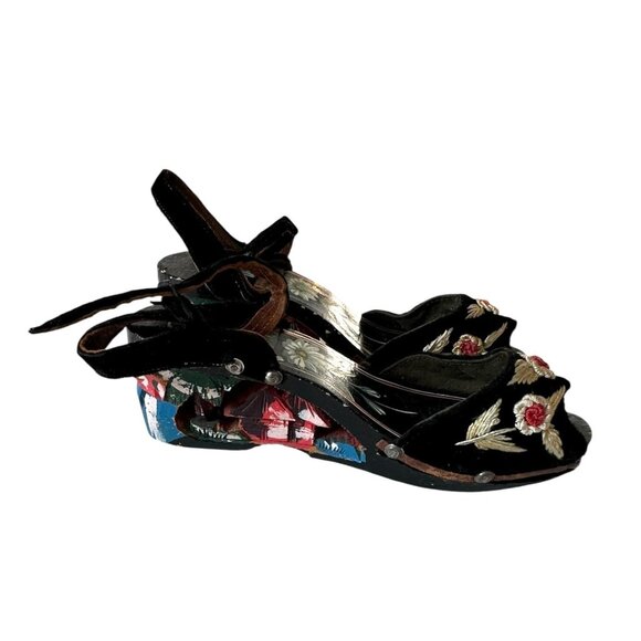 Vintage Filipino Hand Painted Wooden Wedge Sandals – 1940s bakya-inspired sandal - Picture 5 of 14